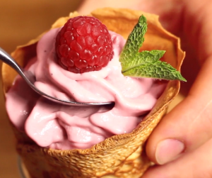 Crepes en forma de cucurucho con helado de fresa