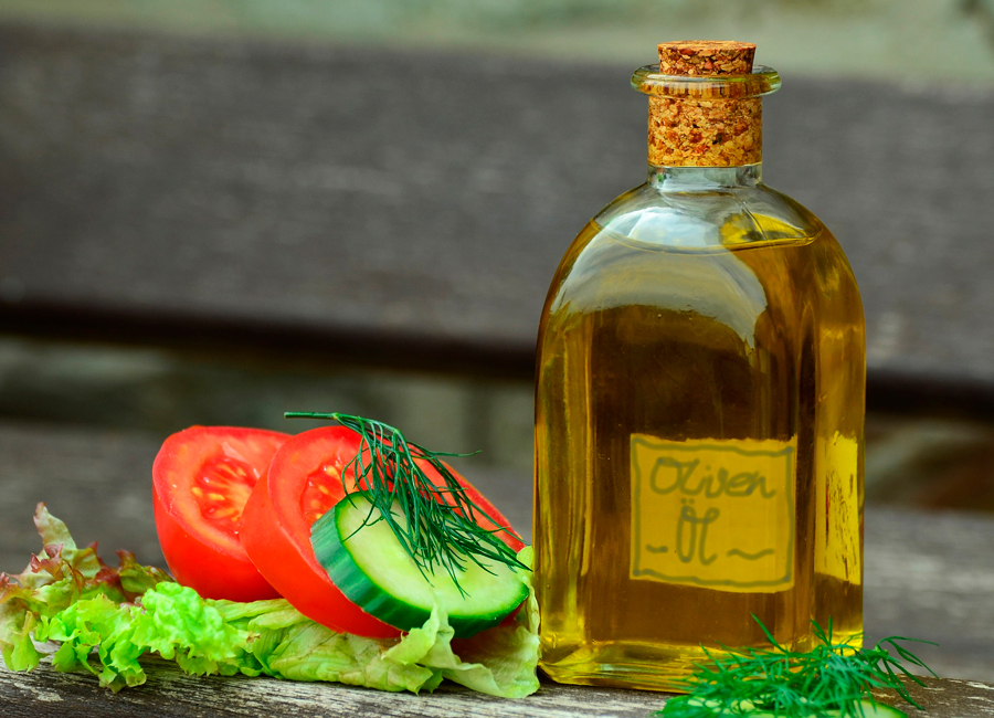Botella de aceite y verduras