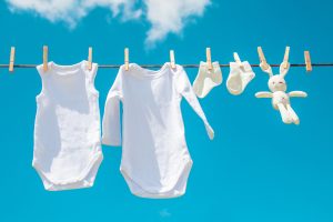 Ropa blanca de bebé tendida al sol