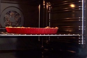 Bandeja roja dentro de horno Brandt
