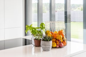 Encimera de cocina con plantas y fruta