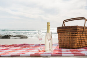 Cesta de picnic en la playa